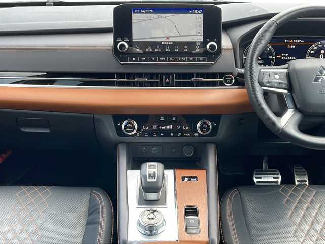 三菱 アウトランダー ＰＨＥＶ P 兵庫県 2022(令4)年 3.6万km ホワイトダイヤモンド 外部検査実施済み/ワンオーナー/４WD/Apple car play/純正メモリナビ/(フルセグTV/Bluetooth/USB)/BOSEサウンドシステム/アラウンドビューモニター/eアシスト/・衝突被害軽減ブレーキシステム/・踏み間違い衝突防止アシスト/・車線逸脱警報システム/・ふらつき警報/・標識認識システム/・後側方衝突被害防止支援システム/・後側方車両検知警報システム/・後退時車両検知警報システム/・車線逸脱防止支援機能/・前方衝突予測警報/デジタルインナーミラー/パワーバックドア/レーダークルーズコントロール/ブラインドスポットモニター/LEDヘッドライト/スマートキー/ビルトインETC2.0/前後ドライブレコーダー/黒レザーシート/前席パワーシート/全席シートヒーター/ヘッドアップディスプレイ/置くだけ充電/100V電源/パドルシフト/横滑り防止機能/純正20インチアルミホイール/カーテンエアバック/保証書/取扱説明書/スペアキー/充電ケーブル後送