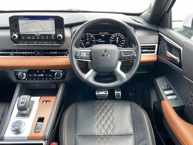 三菱 アウトランダー ＰＨＥＶ P 兵庫県 2022(令4)年 3.6万km ホワイトダイヤモンド 外部検査実施済み/ワンオーナー/４WD/Apple car play/純正メモリナビ/(フルセグTV/Bluetooth/USB)/BOSEサウンドシステム/アラウンドビューモニター/eアシスト/・衝突被害軽減ブレーキシステム/・踏み間違い衝突防止アシスト/・車線逸脱警報システム/・ふらつき警報/・標識認識システム/・後側方衝突被害防止支援システム/・後側方車両検知警報システム/・後退時車両検知警報システム/・車線逸脱防止支援機能/・前方衝突予測警報/デジタルインナーミラー/パワーバックドア/レーダークルーズコントロール/ブラインドスポットモニター/LEDヘッドライト/スマートキー/ビルトインETC2.0/前後ドライブレコーダー/黒レザーシート/前席パワーシート/全席シートヒーター/ヘッドアップディスプレイ/置くだけ充電/100V電源/パドルシフト/横滑り防止機能/純正20インチアルミホイール/カーテンエアバック/保証書/取扱説明書/スペアキー/充電ケーブル後送