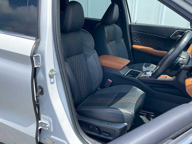 三菱 アウトランダー ＰＨＥＶ P 兵庫県 2022(令4)年 3.6万km ホワイトダイヤモンド 外部検査実施済み/ワンオーナー/４WD/Apple car play/純正メモリナビ/(フルセグTV/Bluetooth/USB)/BOSEサウンドシステム/アラウンドビューモニター/eアシスト/・衝突被害軽減ブレーキシステム/・踏み間違い衝突防止アシスト/・車線逸脱警報システム/・ふらつき警報/・標識認識システム/・後側方衝突被害防止支援システム/・後側方車両検知警報システム/・後退時車両検知警報システム/・車線逸脱防止支援機能/・前方衝突予測警報/デジタルインナーミラー/パワーバックドア/レーダークルーズコントロール/ブラインドスポットモニター/LEDヘッドライト/スマートキー/ビルトインETC2.0/前後ドライブレコーダー/黒レザーシート/前席パワーシート/全席シートヒーター/ヘッドアップディスプレイ/置くだけ充電/100V電源/パドルシフト/横滑り防止機能/純正20インチアルミホイール/カーテンエアバック/保証書/取扱説明書/スペアキー/充電ケーブル後送