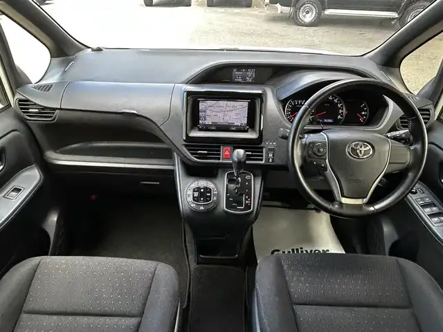 トヨタ ヴォクシー V 和歌山県 2016(平28)年 9.7万km ホワイトパールクリスタルシャイン ワンオーナー/社外メモリーナビ・フルセグTV・CD・DVD/　Bluetooth/社外フリップダウンモニター/バックカメラ/左リアパワースライドドア/LEDヘッドライト/PCS/LKA/オートハイビーム/クルーズコントロール/スマートキー/保証書/取扱説明書