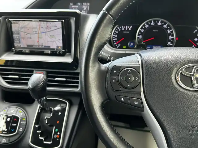 トヨタ ヴォクシー V 和歌山県 2016(平28)年 9.7万km ホワイトパールクリスタルシャイン ワンオーナー/社外メモリーナビ・フルセグTV・CD・DVD/　Bluetooth/社外フリップダウンモニター/バックカメラ/左リアパワースライドドア/LEDヘッドライト/PCS/LKA/オートハイビーム/クルーズコントロール/スマートキー/保証書/取扱説明書