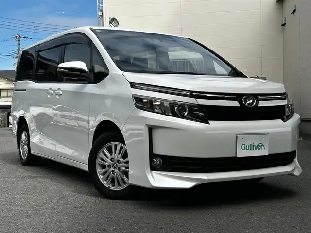 トヨタ ヴォクシー V 和歌山県 2016(平28)年 9.7万km ホワイトパールクリスタルシャイン ワンオーナー/社外メモリーナビ・フルセグTV・CD・DVD/　Bluetooth/社外フリップダウンモニター/バックカメラ/左リアパワースライドドア/LEDヘッドライト/PCS/LKA/オートハイビーム/クルーズコントロール/スマートキー/保証書/取扱説明書