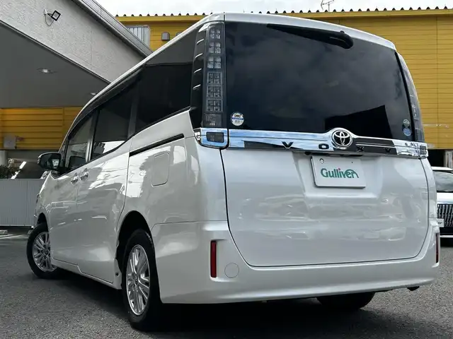 トヨタ ヴォクシー V 和歌山県 2016(平28)年 9.7万km ホワイトパールクリスタルシャイン ワンオーナー/社外メモリーナビ・フルセグTV・CD・DVD/　Bluetooth/社外フリップダウンモニター/バックカメラ/左リアパワースライドドア/LEDヘッドライト/PCS/LKA/オートハイビーム/クルーズコントロール/スマートキー/保証書/取扱説明書