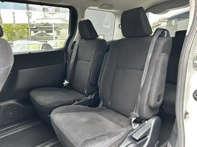 トヨタ ヴォクシー V 和歌山県 2016(平28)年 9.7万km ホワイトパールクリスタルシャイン ワンオーナー/社外メモリーナビ・フルセグTV・CD・DVD/　Bluetooth/社外フリップダウンモニター/バックカメラ/左リアパワースライドドア/LEDヘッドライト/PCS/LKA/オートハイビーム/クルーズコントロール/スマートキー/保証書/取扱説明書