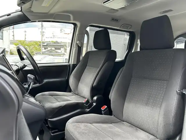 トヨタ ヴォクシー V 和歌山県 2016(平28)年 9.7万km ホワイトパールクリスタルシャイン ワンオーナー/社外メモリーナビ・フルセグTV・CD・DVD/　Bluetooth/社外フリップダウンモニター/バックカメラ/左リアパワースライドドア/LEDヘッドライト/PCS/LKA/オートハイビーム/クルーズコントロール/スマートキー/保証書/取扱説明書