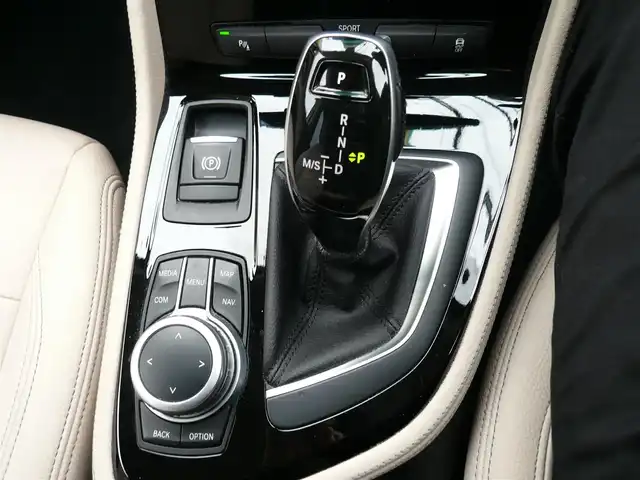 ＢＭＷ ＢＭＷ ２１８ｄ グランツアラー ラグジュアリー 静岡県 2021(令3)年 4.3万km ミネラルホワイト 禁煙車/純正メーカーナビ/バックカメラ/Bluetooth/衝突警告/歩行者警告/車線逸脱警告/クリアランスソナー/オートライト/LEDヘッドライト/オートワイパー/パワーバックドア/電子パーキング/スマートキー/スペアキー/ETC/新車保証書