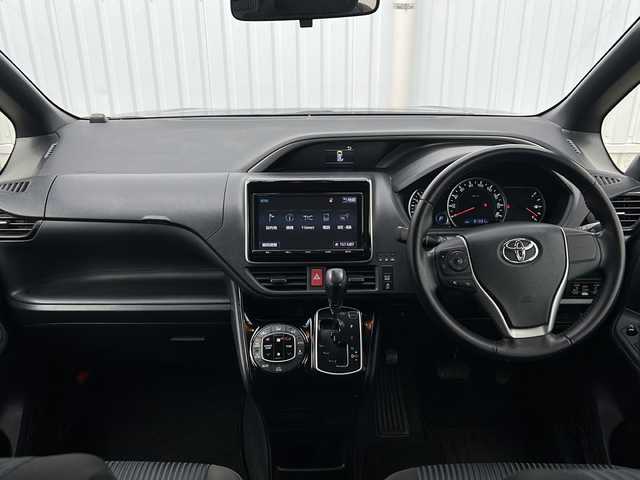 トヨタ ヴォクシー ZS 煌Ⅱ 三重県 2016(平28)年 9.2万km ブラック 純正9型ナビ　/純正12.1型後席モニター　/バックカメラ　/ビルトインETC2.0　/両側パワースライドドア　/前方ドライブレコーダー　/レーンキープアシスト　/衝突軽減ブレーキ/アイドリングストップ/純正フロアマット　/オートハイビーム /オートライト/革巻きステアリング/ステアリングスイッチ/電動格納ミラー/禁煙車