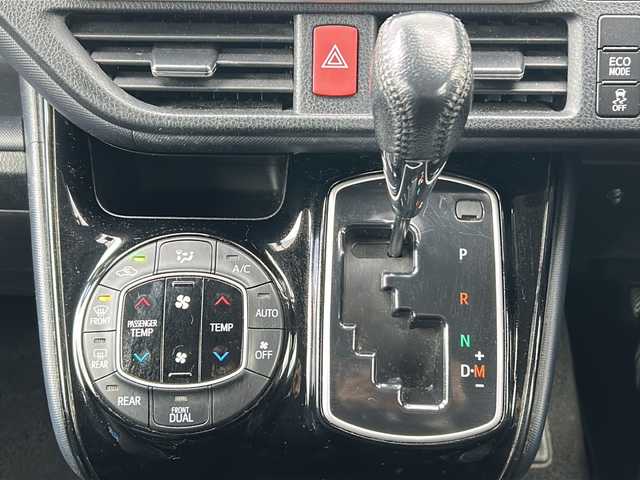 トヨタ ヴォクシー ZS 煌Ⅱ 三重県 2016(平28)年 9.2万km ブラック 純正9型ナビ　/純正12.1型後席モニター　/バックカメラ　/ビルトインETC2.0　/両側パワースライドドア　/前方ドライブレコーダー　/レーンキープアシスト　/衝突軽減ブレーキ/アイドリングストップ/純正フロアマット　/オートハイビーム /オートライト/革巻きステアリング/ステアリングスイッチ/電動格納ミラー/禁煙車