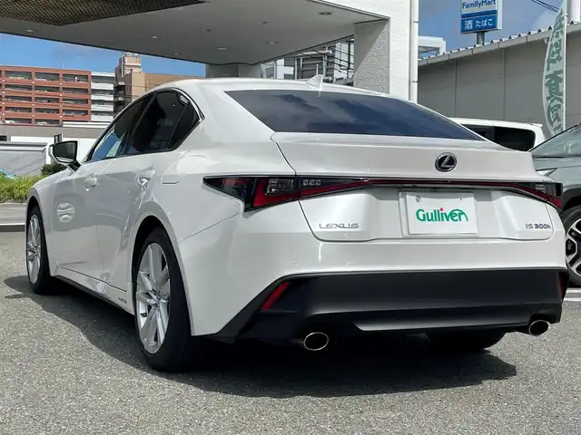 レクサス ＩＳ 300h 福岡県 2021(令3)年 3.2万km ソニッククォーツ 純正メーカーナビ/Bluetooth対応/フルセグTV/CD/DVD/ブラインドスポットモニター/レーダークルーズコントロール/パドルシフト/前席シートヒーター/360度カメラ/バックカメラ/パワーシート（運転席）/ビルトインETC/プッシュスタート/純正フロアマット/純正アルミホイール/レザーシート/保証書/取扱説明書/スペアキー/カードキー
