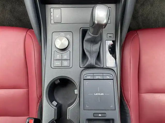 レクサス ＩＳ 300h 福岡県 2021(令3)年 3.2万km ソニッククォーツ 純正メーカーナビ/Bluetooth対応/フルセグTV/CD/DVD/ブラインドスポットモニター/レーダークルーズコントロール/パドルシフト/前席シートヒーター/360度カメラ/バックカメラ/パワーシート（運転席）/ビルトインETC/プッシュスタート/純正フロアマット/純正アルミホイール/レザーシート/保証書/取扱説明書/スペアキー/カードキー