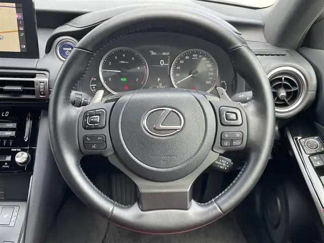 レクサス ＩＳ 300h 福岡県 2021(令3)年 3.2万km ソニッククォーツ 純正メーカーナビ/Bluetooth対応/フルセグTV/CD/DVD/ブラインドスポットモニター/レーダークルーズコントロール/パドルシフト/前席シートヒーター/360度カメラ/バックカメラ/パワーシート（運転席）/ビルトインETC/プッシュスタート/純正フロアマット/純正アルミホイール/レザーシート/保証書/取扱説明書/スペアキー/カードキー