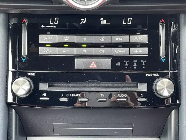 レクサス ＩＳ 300h 福岡県 2021(令3)年 3.2万km ソニッククォーツ 純正メーカーナビ/Bluetooth対応/フルセグTV/CD/DVD/ブラインドスポットモニター/レーダークルーズコントロール/パドルシフト/前席シートヒーター/360度カメラ/バックカメラ/パワーシート（運転席）/ビルトインETC/プッシュスタート/純正フロアマット/純正アルミホイール/レザーシート/保証書/取扱説明書/スペアキー/カードキー