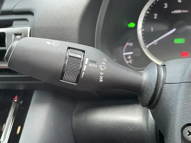 レクサス ＩＳ 300h 福岡県 2021(令3)年 3.2万km ソニッククォーツ 純正メーカーナビ/Bluetooth対応/フルセグTV/CD/DVD/ブラインドスポットモニター/レーダークルーズコントロール/パドルシフト/前席シートヒーター/360度カメラ/バックカメラ/パワーシート（運転席）/ビルトインETC/プッシュスタート/純正フロアマット/純正アルミホイール/レザーシート/保証書/取扱説明書/スペアキー/カードキー