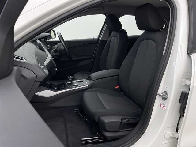 ＢＭＷ １１８ｄ プレイ エディションジョイ+ 鹿児島県 2021(令3)年 2万km 白 禁煙者/純正ナビゲーションシステム/Bluetooth/ワイヤレス充電/シートメモリー/クルーズコントロール/オートハイビーム/ETC/運転席パワーシート/パーキングアシスト/ブラインドスポットモニター/電動格納ミラー/CarPlay