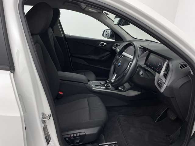 ＢＭＷ １１８ｄ プレイ エディションジョイ+ 鹿児島県 2021(令3)年 2万km 白 禁煙者/純正ナビゲーションシステム/Bluetooth/ワイヤレス充電/シートメモリー/クルーズコントロール/オートハイビーム/ETC/運転席パワーシート/パーキングアシスト/ブラインドスポットモニター/電動格納ミラー/CarPlay