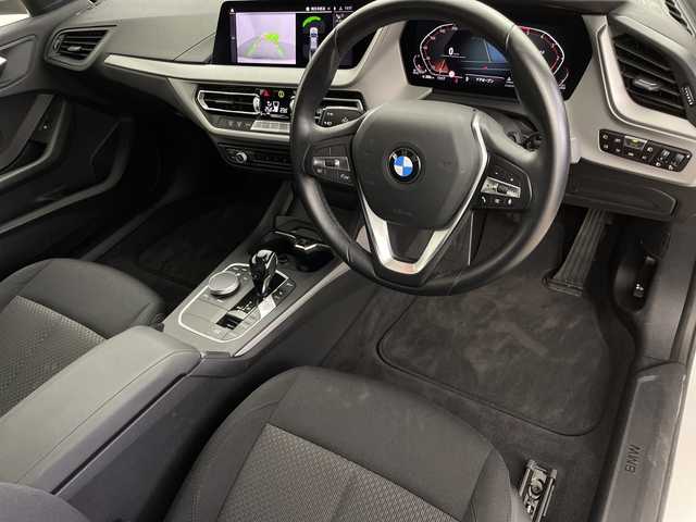 ＢＭＷ １１８ｄ プレイ エディションジョイ+ 鹿児島県 2021(令3)年 2万km 白 禁煙者/純正ナビゲーションシステム/Bluetooth/ワイヤレス充電/シートメモリー/クルーズコントロール/オートハイビーム/ETC/運転席パワーシート/パーキングアシスト/ブラインドスポットモニター/電動格納ミラー/CarPlay