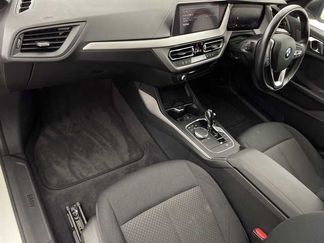 ＢＭＷ １１８ｄ プレイ エディションジョイ+ 鹿児島県 2021(令3)年 2万km 白 禁煙者/純正ナビゲーションシステム/Bluetooth/ワイヤレス充電/シートメモリー/クルーズコントロール/オートハイビーム/ETC/運転席パワーシート/パーキングアシスト/ブラインドスポットモニター/電動格納ミラー/CarPlay