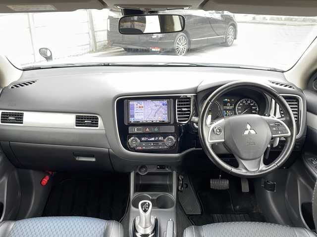 三菱 アウトランダー ＰＨＥＶ G セーフティパッケージ 長野県 2014(平26)年 6.6万km シルキーホワイト (株)IDOMが運営する【じしゃロン長野店】の自社ローン専用車両になります/こちらは現金またはオートローンご利用時の価格です。自社ローンご希望の方は別途その旨お申付け下さい./社外ナビ（CD/DVD/BT）/バックカメラ/HIDヘットライト/４WD/ステアリングスイッチ/クルーズコントロール/パドルシフト