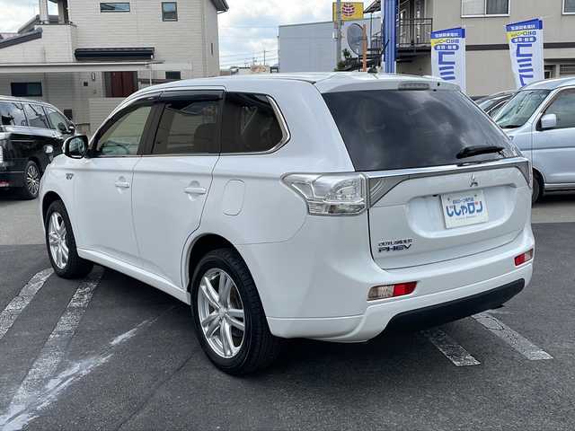 三菱 アウトランダー ＰＨＥＶ G セーフティパッケージ 長野県 2014(平26)年 6.6万km シルキーホワイト (株)IDOMが運営する【じしゃロン長野店】の自社ローン専用車両になります/こちらは現金またはオートローンご利用時の価格です。自社ローンご希望の方は別途その旨お申付け下さい./社外ナビ（CD/DVD/BT）/バックカメラ/HIDヘットライト/４WD/ステアリングスイッチ/クルーズコントロール/パドルシフト