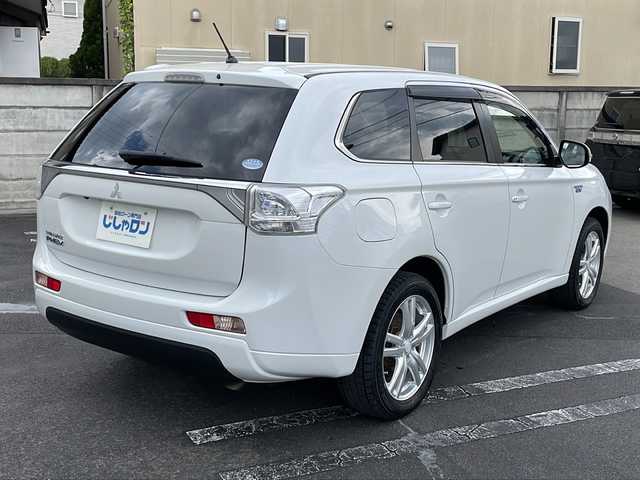 三菱 アウトランダー ＰＨＥＶ G セーフティパッケージ 長野県 2014(平26)年 6.6万km シルキーホワイト (株)IDOMが運営する【じしゃロン長野店】の自社ローン専用車両になります/こちらは現金またはオートローンご利用時の価格です。自社ローンご希望の方は別途その旨お申付け下さい./社外ナビ（CD/DVD/BT）/バックカメラ/HIDヘットライト/４WD/ステアリングスイッチ/クルーズコントロール/パドルシフト