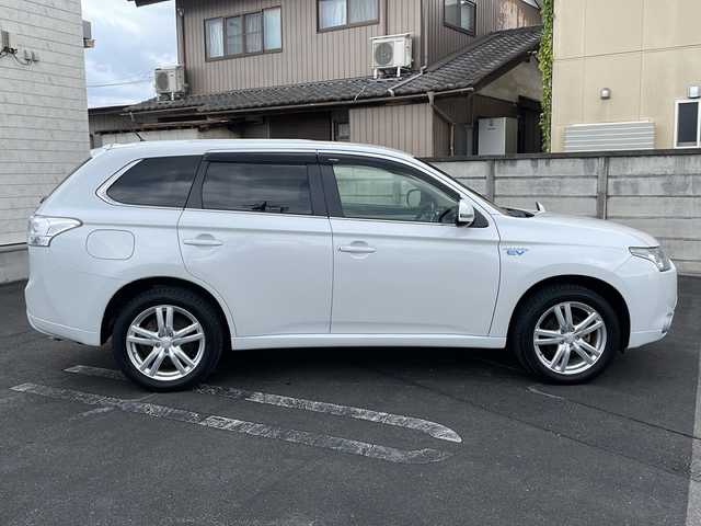 三菱 アウトランダー ＰＨＥＶ G セーフティパッケージ 長野県 2014(平26)年 6.6万km シルキーホワイト (株)IDOMが運営する【じしゃロン長野店】の自社ローン専用車両になります/こちらは現金またはオートローンご利用時の価格です。自社ローンご希望の方は別途その旨お申付け下さい./社外ナビ（CD/DVD/BT）/バックカメラ/HIDヘットライト/４WD/ステアリングスイッチ/クルーズコントロール/パドルシフト