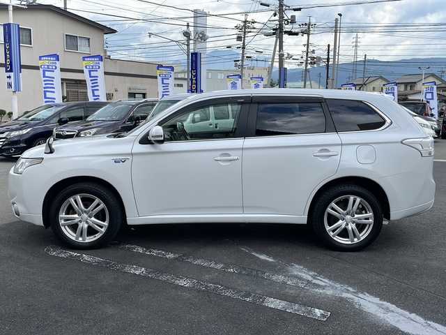 三菱 アウトランダー ＰＨＥＶ G セーフティパッケージ 長野県 2014(平26)年 6.6万km シルキーホワイト (株)IDOMが運営する【じしゃロン長野店】の自社ローン専用車両になります/こちらは現金またはオートローンご利用時の価格です。自社ローンご希望の方は別途その旨お申付け下さい./社外ナビ（CD/DVD/BT）/バックカメラ/HIDヘットライト/４WD/ステアリングスイッチ/クルーズコントロール/パドルシフト