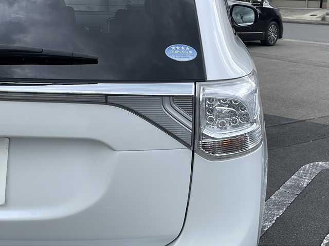 三菱 アウトランダー ＰＨＥＶ G セーフティパッケージ 長野県 2014(平26)年 6.6万km シルキーホワイト (株)IDOMが運営する【じしゃロン長野店】の自社ローン専用車両になります/こちらは現金またはオートローンご利用時の価格です。自社ローンご希望の方は別途その旨お申付け下さい./社外ナビ（CD/DVD/BT）/バックカメラ/HIDヘットライト/４WD/ステアリングスイッチ/クルーズコントロール/パドルシフト