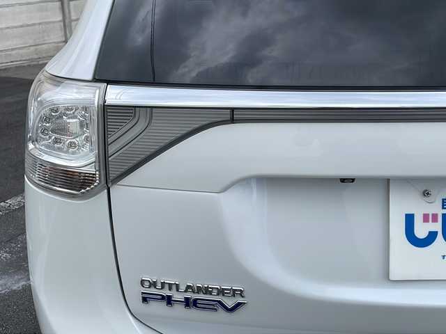 三菱 アウトランダー ＰＨＥＶ G セーフティパッケージ 長野県 2014(平26)年 6.6万km シルキーホワイト (株)IDOMが運営する【じしゃロン長野店】の自社ローン専用車両になります/こちらは現金またはオートローンご利用時の価格です。自社ローンご希望の方は別途その旨お申付け下さい./社外ナビ（CD/DVD/BT）/バックカメラ/HIDヘットライト/４WD/ステアリングスイッチ/クルーズコントロール/パドルシフト