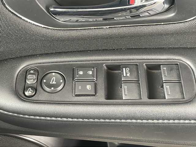 ホンダ ヴェゼル ハイブリッド X 福島県 2015(平27)年 8.5万km クリスタルブラックパール 純正ナビ（ＣＤ／ＤＶＤ／ＢＴ／ワンセグＴＶ／ＡＭ／ＦＭ）　プッシュスタート　クルーズコントロール　ステアリングスイッチ　パドルシフト　純正フロアマット　ＥＴＣ　純正１６インチＡＷ　スマートキー　ＬＥＤ