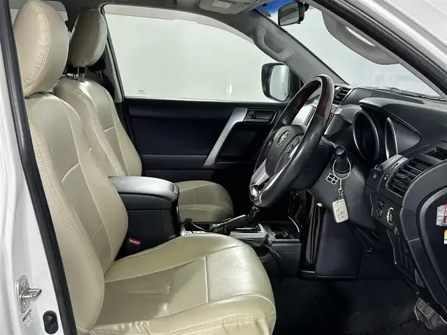 トヨタ ランドクルーザー プラド TX 佐賀県 2013(平25)年 11.8万km ホワイトパールクリスタルシャイン 社外７インチSDナビ/CD/DVD/フルセグTV/Bluetooth/社外後席用モニター/４WD/ETC/３列シート/フロアマット/純正１８インチアルミホイール/コーナーセンサー/LEDヘッドライト/オートライト