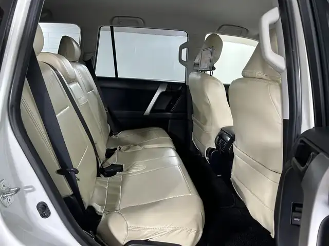 トヨタ ランドクルーザー プラド TX 佐賀県 2013(平25)年 11.8万km ホワイトパールクリスタルシャイン 社外７インチSDナビ/CD/DVD/フルセグTV/Bluetooth/社外後席用モニター/４WD/ETC/３列シート/フロアマット/純正１８インチアルミホイール/コーナーセンサー/LEDヘッドライト/オートライト
