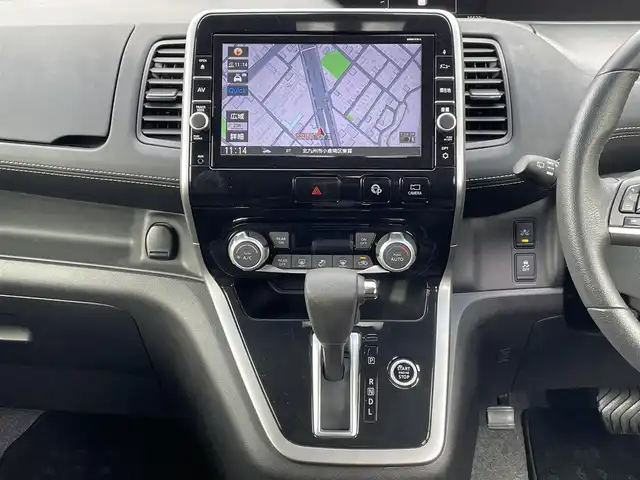 日産 セレナ ハイウェイスター Vセレクション 福岡県 2018(平30)年 3.7万km ブリリアントホワイトパール ワンオーナー/純正9インチSDナビ【MM517D-L】/　(AM/FM/CD/DVD/Blu-ray/Bluetooth/フルセグTV)/アラウンドビューモニター/純正フリップダウンモニター/走行支援システム/・インテリジェントエマージェンシーブレーキ/・車線逸脱警報/・ふらつき警報/クルーズコントロール/横滑り防止機能/インテリジェントパーキングアシスト/両側パワースライドドア/(ハンズフリー機能付き)/純正16インチアルミホイール/純正前方ドライブレコーダー/純正ビルトインETC/プッシュスタート/ステアリングスイッチ/電格ウィンカーミラー/ドアバイザー/純正フロアマット/スペアキー×1/保証書/取扱説明書/ナビ取扱説明書