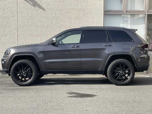 クライスラー・ジープ ジープ グランドチェロキー ラレード 大阪府 2019(令1)年 2.4万km グラニトクリスタル 純正8インチメモリナビ/（フルセグTV/BT/AUX）/バック/フロントカメラ/クルーズコントロール/パドルシフト/ブラインドスポットモニター/ブロックタイヤ/アイドリングストップ/前後コーナーセンサー/前席パワーシート/純正20インチAW/ETC/取扱説明書/スペアキー　有