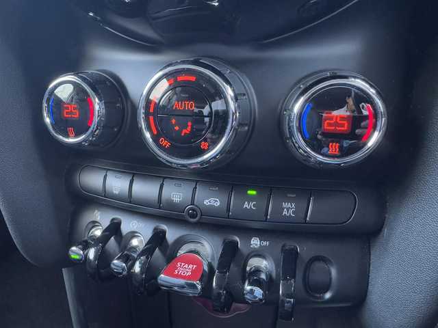 ＭＩＮＩ ミニ クーパー 千葉県 2020(令2)年 2.2万km ペッパー・ホワイト ワンオーナー/衝突被害軽減ブレーキ/LEDヘッドライト/前後コーナーセンサー/純正ナビ/Bluetooth/バックカメラ/AM・FMラジオ/前後ドライブレコーダー/純正15インチアルミホイール/プッシュスタート/スマートキー/スペアキー/取扱説明書＆保証書
