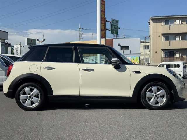 ＭＩＮＩ ミニ クーパー 千葉県 2020(令2)年 2.2万km ペッパー・ホワイト ワンオーナー/衝突被害軽減ブレーキ/LEDヘッドライト/前後コーナーセンサー/純正ナビ/Bluetooth/バックカメラ/AM・FMラジオ/前後ドライブレコーダー/純正15インチアルミホイール/プッシュスタート/スマートキー/スペアキー/取扱説明書＆保証書