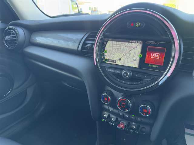 ＭＩＮＩ ミニ クーパー 千葉県 2020(令2)年 2.2万km ペッパー・ホワイト ワンオーナー/衝突被害軽減ブレーキ/LEDヘッドライト/前後コーナーセンサー/純正ナビ/Bluetooth/バックカメラ/AM・FMラジオ/前後ドライブレコーダー/純正15インチアルミホイール/プッシュスタート/スマートキー/スペアキー/取扱説明書＆保証書