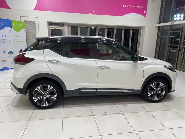 日産 キックス X ツートーンインテリアED 埼玉県 2020(令2)年 4.4万km ブリリアントホワイトパール/ピュアブラック 2トーン プロパイロット/純正9インチSDナビゲーション/　　CD/DVD/BT/USB/フルセグ/アラウンドビューモニター/レーダークルーズコントロール/レーンキープアシスト/LEDヘッドライト/茶革シート/シートヒーター/純正17インチアルミホイール/ステアリングヒーター/コーナーセンサー/デジタルインナーミラー/スマートキー/ETC/禁煙車