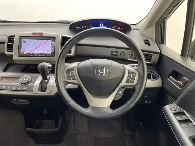 ホンダ フリード ハイブリット ジャストセレクション 群馬県 2015(平27)年 7万km プレミアムスパークルブラックパール 純正ナビ　ワンセグＴＶ　バックカメラ　クルーズコントロール　オートライト　ＨＩＤヘッドライト　両側電動スライドドア　電動格納ミラー　ウィンカーミラー　革巻きステアリング　ＥＴＣ　スマートキー　禁煙車