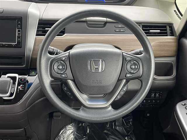 ホンダ フリード ハイブリット G ホンダセンシング 埼玉県 2020(令2)年 0.8万km プラチナホワイトパール 純正ナビ　Ｂカメラ　温シート　追従走行　ＥＴＣ　両側パワースライドドア　コーナーセンサー　衝突軽減システム　レーンキープアシスト　スペアキー　前後ドライブレコーダー　禁煙車　スマートキー