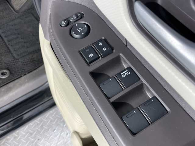 ホンダ Ｎ ＢＯＸ G L ホンダセンシング 神奈川県 2020(令2)年 1.5万km クリスタルブラックパール 純正７型メモリーナビゲーション【VXM-214VFi】/フルセグ　CD DVD　Bluetooth　iPod　SDMUSICRACK　AUX　USB　AM FM/バックカメラ/片側電動スライドドア【サンシェード】/ホンダセンシング/CMBS衝突軽減ブレーキ/LKAS車線維持支援システム/誤発進抑制機能/先行車発進お知らせ/レーダークルーズコントロール/路外逸脱警報/オートハイビーム/標識認識機能/歩行者事故低減ステアリング/リアセンサー/純正前方ドライブレコーダー【ナビ連動】/純正ビルトインETC/ECON/プッシュスタート/スマートキー/LEDヘッドランプ/オートライト/電格ウインカーミラー