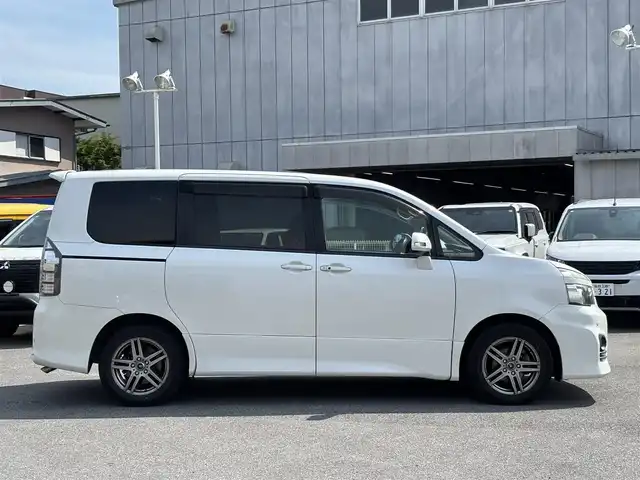 トヨタ ヴォクシー ZS 栃木県 2010(平22)年 11.7万km ホワイトパールクリスタルシャイン 純正ナビ(CD/DVD再生)/前後ドライブレコーダー/ETC/バックカメラ/コーナーセンサー/パドルシフト/オートライト/オールオートウィンドウ/片側パワースライドドア/リアクーラー/ステアリングスイッチ/純正フロアマット/スマートキー