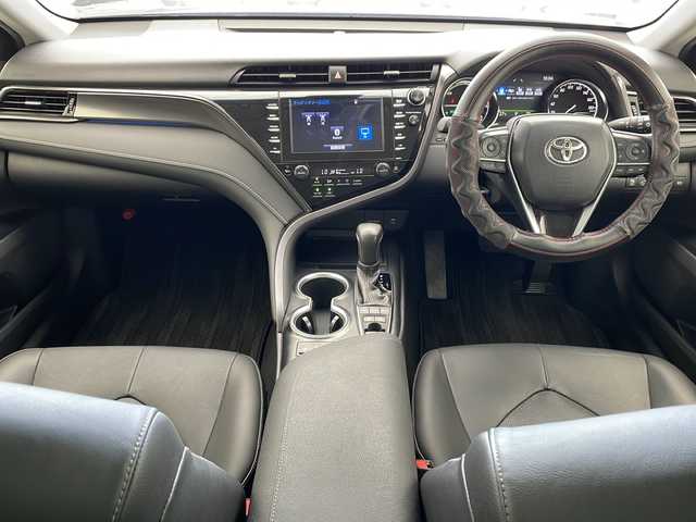 トヨタ カムリ WSレザーパッケージ 沖縄県 2019(平31)年 2.1万km アティチュードブラックマイカ 純正８型ディスプレイオーディオ　/　(フルセグTV　Bluetooth　CD　DVD)/バックカメラ　/ETC/トヨタセーフティセンス　/・衝突被害軽減ブレーキ (プリクラッシュセーフティ)																									/・ハンドル操作サポート (レーントレーシングアシスト)																									/・追従ドライブ支援機能 (レーダークルーズコントロール)																									/・車線はみ出しアラート (レーンディパーチャーアラート)																									/・自動ハイビーム (オートマチックハイビーム)																									/パワーシート　/シートヒーター/レザーシート　/ＬＥＤヘッドライト　/オートライト/クリアランスソナー/純正フロアマット/純正１８インチアルミホイール/スマートキー/プッシュスタート