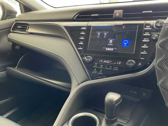 トヨタ カムリ WSレザーパッケージ 沖縄県 2019(平31)年 2.1万km アティチュードブラックマイカ 純正８型ディスプレイオーディオ　/　(フルセグTV　Bluetooth　CD　DVD)/バックカメラ　/ETC/トヨタセーフティセンス　/・衝突被害軽減ブレーキ (プリクラッシュセーフティ)																									/・ハンドル操作サポート (レーントレーシングアシスト)																									/・追従ドライブ支援機能 (レーダークルーズコントロール)																									/・車線はみ出しアラート (レーンディパーチャーアラート)																									/・自動ハイビーム (オートマチックハイビーム)																									/パワーシート　/シートヒーター/レザーシート　/ＬＥＤヘッドライト　/オートライト/クリアランスソナー/純正フロアマット/純正１８インチアルミホイール/スマートキー/プッシュスタート