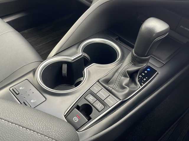 トヨタ カムリ WSレザーパッケージ 沖縄県 2019(平31)年 2.1万km アティチュードブラックマイカ 純正８型ディスプレイオーディオ　/　(フルセグTV　Bluetooth　CD　DVD)/バックカメラ　/ETC/トヨタセーフティセンス　/・衝突被害軽減ブレーキ (プリクラッシュセーフティ)																									/・ハンドル操作サポート (レーントレーシングアシスト)																									/・追従ドライブ支援機能 (レーダークルーズコントロール)																									/・車線はみ出しアラート (レーンディパーチャーアラート)																									/・自動ハイビーム (オートマチックハイビーム)																									/パワーシート　/シートヒーター/レザーシート　/ＬＥＤヘッドライト　/オートライト/クリアランスソナー/純正フロアマット/純正１８インチアルミホイール/スマートキー/プッシュスタート