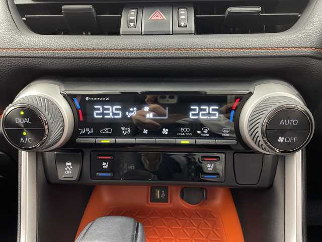 トヨタ ＲＡＶ４ アドベンチャー 岐阜県 2022(令4)年 4.2万km アティチュードブラックマイカ 純正10.5インチディスプレイオーディオナビ/(Bluetooth/フルセグTV/USB/AppleCarPlay)/バックカメラ/ブラインドスポットモニター/デジタルインナーミラー/プリクラッシュセーフティー/レーンキープアシスト/レーダークルーズコントロール/コーナーセンサー/レザーシート/シートヒーター/エアシート/パワーシート/シートメモリー/ハンドルヒーター/ドライブレコーダー/ビルトインETC/革巻きステアリング/純正フロアマット/純正アルミホイール/純正ドアバイザー