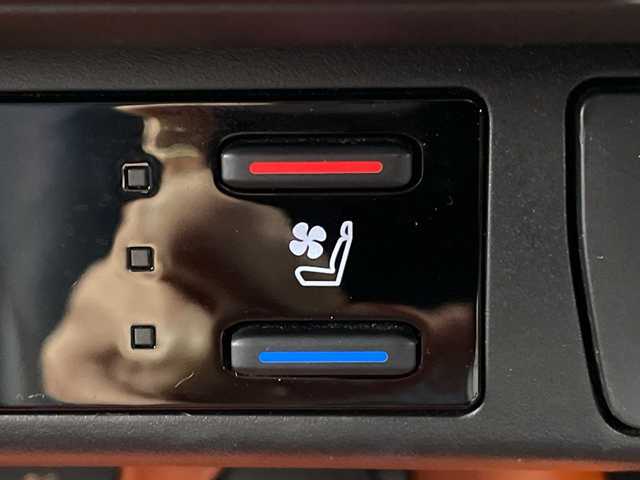 トヨタ ＲＡＶ４ アドベンチャー 岐阜県 2022(令4)年 4.2万km アティチュードブラックマイカ 純正10.5インチディスプレイオーディオナビ/(Bluetooth/フルセグTV/USB/AppleCarPlay)/バックカメラ/ブラインドスポットモニター/デジタルインナーミラー/プリクラッシュセーフティー/レーンキープアシスト/レーダークルーズコントロール/コーナーセンサー/レザーシート/シートヒーター/エアシート/パワーシート/シートメモリー/ハンドルヒーター/ドライブレコーダー/ビルトインETC/革巻きステアリング/純正フロアマット/純正アルミホイール/純正ドアバイザー