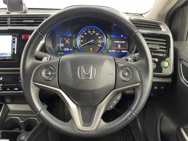 ホンダ グレイス ハイブリッド EX 埼玉県 2015(平27)年 6.6万km アラバスターシルバーメタリック 純正ナビ/VXM-152VFi/ CD/DVD/Bluetooth/地デジ/ 　ナビ装着用スペシャルパッケージ/フルオートエアコン＆リアエアコンアウトレット/【フロント】ハーフシェイドガラス＆【リア】プライバシーガラス＋ソフトプライバシーガラス/運転席ハイトアジャスター＆テレスコピック＆チルトステアリングＶＳＡ・エマジェンシーストップシグナル/ヒルスタートアシスト/電動格納ドアミラー・ドアミラーウィンカー/IRカット(遮熱)機能付ガラス(フロントウィンドウ＆フロントドア)/プラズマクラスター機能付きフルオートエアコン/Ｈｏｎｄａスマートキーシステム/ＬＥＤヘッドライト(ロービーム)＋オートレベリング＋オートコントロール/クルーズコントロール/セキュリティアラーム/１６インチアルミホイール/あんしんパッケージ/コンフォートビューパッケージ/運転席＆助手席ヒーテッドシート/パワースイッチシートヒーター