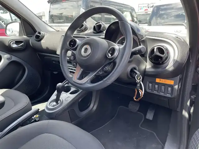 スマート ＭＣＣ スマート フォーフォー パッション 滋賀県 2017(平29)年 2.4万km 赤／黒 禁煙車/社外９型SDナビ/・CN-F1XD/・CD/DVD/フルセグ/Bluetooth/バックカメラ/シートヒーター/コーナーセンサー/クルーズコントロール/ステアリングスイッチ/オートライト/ETC/横滑り防止/衝突軽減ブレーキ/リモコンキー/アイドリングストップ/ドライブレコーダー