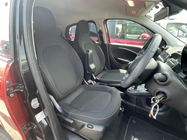 スマート ＭＣＣ スマート フォーフォー パッション 滋賀県 2017(平29)年 2.4万km 赤／黒 禁煙車/社外９型SDナビ/・CN-F1XD/・CD/DVD/フルセグ/Bluetooth/バックカメラ/シートヒーター/コーナーセンサー/クルーズコントロール/ステアリングスイッチ/オートライト/ETC/横滑り防止/衝突軽減ブレーキ/リモコンキー/アイドリングストップ/ドライブレコーダー