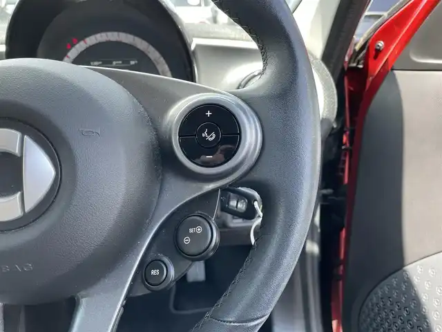 スマート ＭＣＣ スマート フォーフォー パッション 滋賀県 2017(平29)年 2.4万km 赤／黒 禁煙車/社外９型SDナビ/・CN-F1XD/・CD/DVD/フルセグ/Bluetooth/バックカメラ/シートヒーター/コーナーセンサー/クルーズコントロール/ステアリングスイッチ/オートライト/ETC/横滑り防止/衝突軽減ブレーキ/リモコンキー/アイドリングストップ/ドライブレコーダー